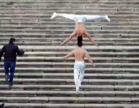 越南兄弟头顶头上楼梯 创吉尼斯世界纪录