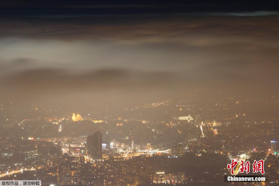 雾毯笼罩索非亚 保加利亚首都夜色分外妖娆_