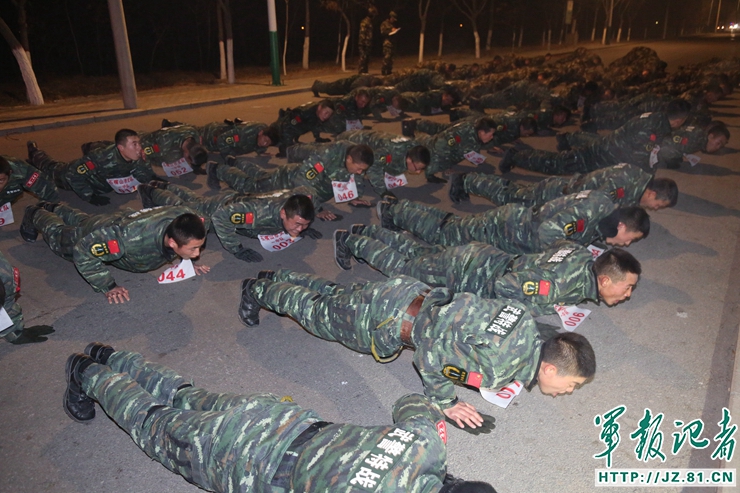 战士们进行俯卧撑训练
