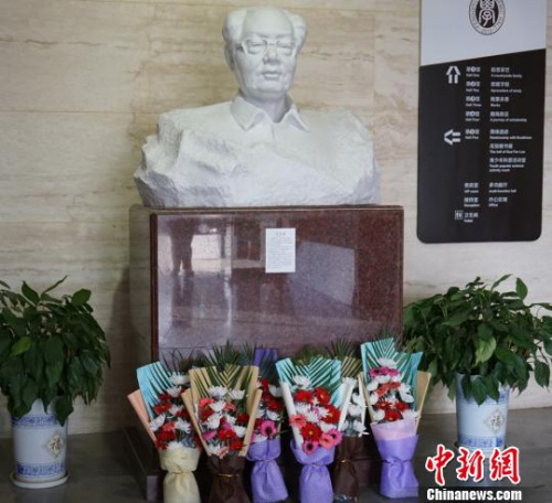 红学家冯其庸辞世 无锡民众自发献花寄哀思