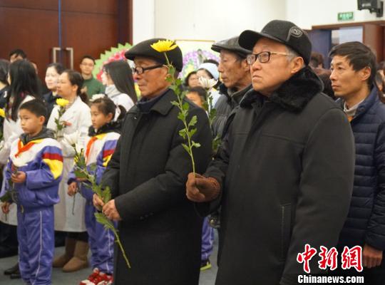 红学家冯其庸辞世 无锡民众自发献花寄哀思