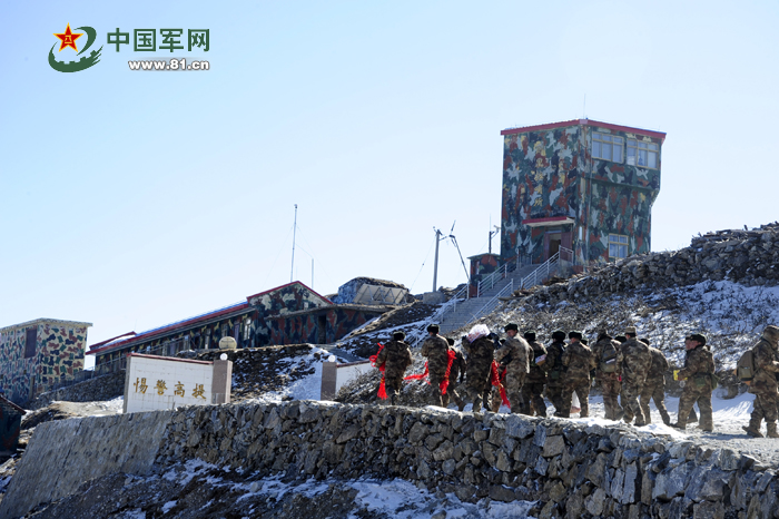 西藏军区边防某团机关踏雪为则里拉哨所官兵送年货