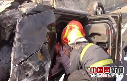沪陕高速扬州仪征段发生车祸 消防员为伤者盖衣御寒 沪陕高速扬州仪征段发生车祸 消防员为伤者盖衣御寒