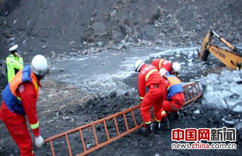 挖掘机滑入水塘 救援队通宵打捞驾驶员遗体(组图)