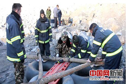 挖掘机滑入水塘 救援队通宵打捞驾驶员遗体(组图)