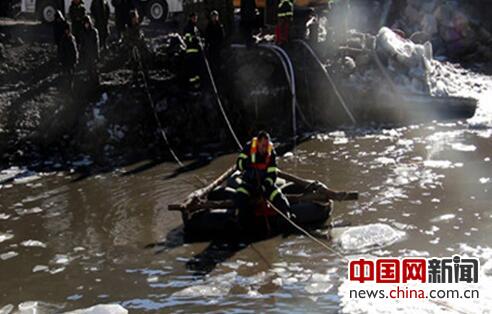 挖掘机滑入水塘 救援队通宵打捞驾驶员遗体(组图)