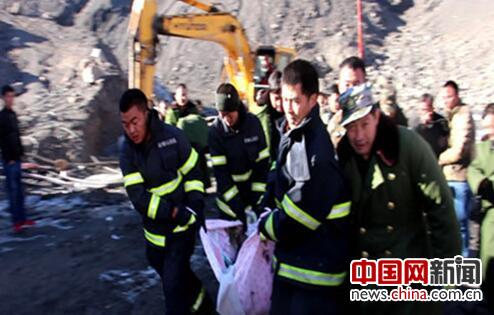 挖掘机滑入水塘 救援队通宵打捞驾驶员遗体(组图)