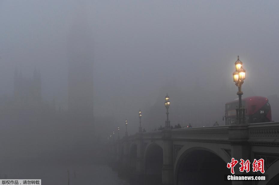 英国伦敦晨雾弥漫 仿佛回到“雾都”时代