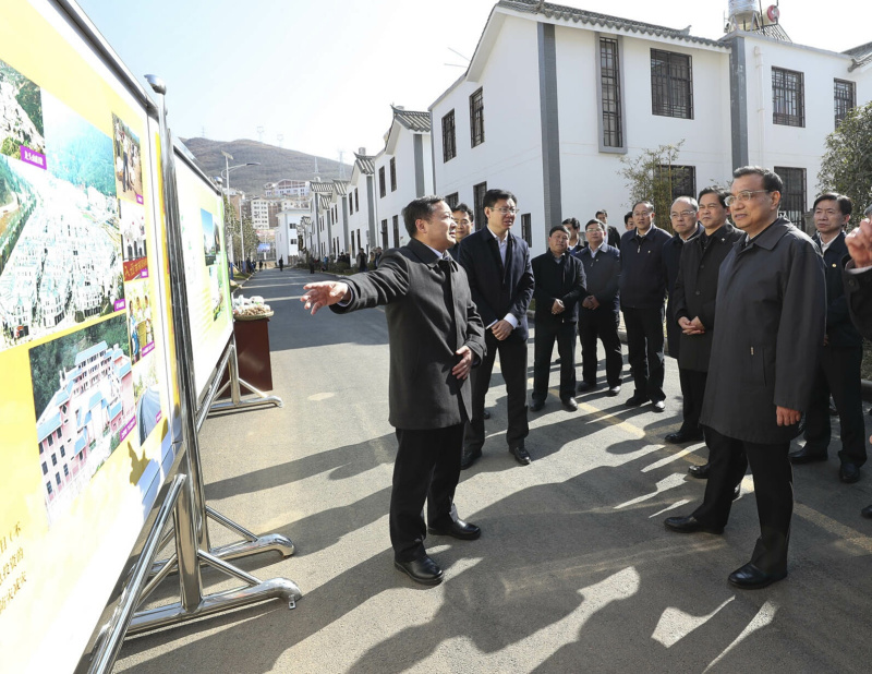 李克强重回鲁甸重逢震区“小熟人”(组图) 李克强重回鲁甸重逢震区“小熟人”(组图)