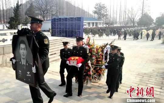 飞行员张浩烈士骨灰安放家乡灌云烈士陵园