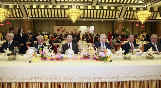 外交部举行2017年新年招待会 王毅出席并致辞