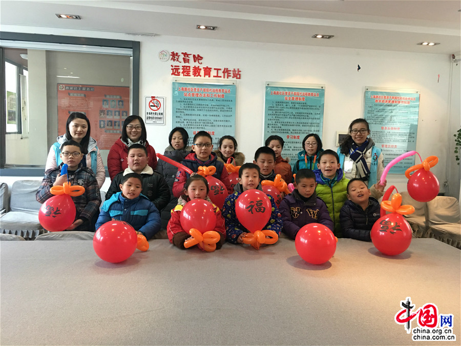 1月23日，一个多小时的手工活动结束后，孩子们与自己学习制作的福字气球灯笼开心合影。（中国网王文晔摄）