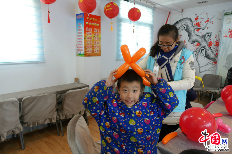 1月23日，活动中，小朋友在轻松的氛围中提高动手能力，感受传统节日。（中国网王文晔摄）