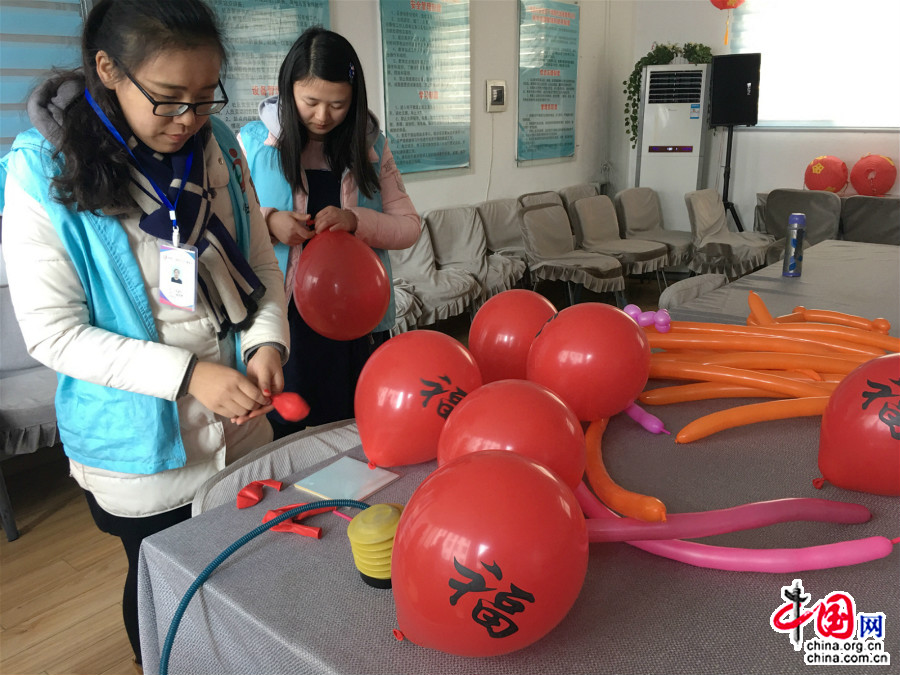 1月23日，活动前，心苑社工服务社的社工姑娘们在为孩子们准备手工材料。（中国网王文晔摄）