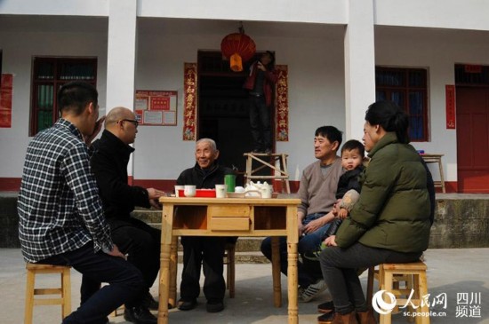 村民胡宗鹏一家和该村“第一书记”张浩（左二）在一起畅谈如何致富。（张枥 摄）