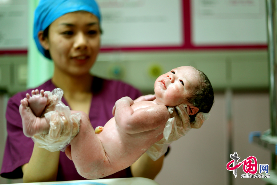 午时,产房里又一个宝宝分娩出生,护士动作娴熟的给孩子擦洗,称重,压