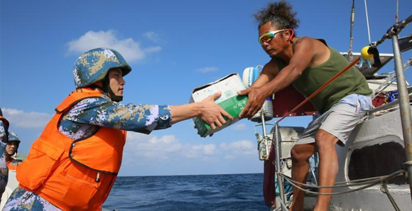 中国海军护航编队在亚丁湾海域救助两名探险者