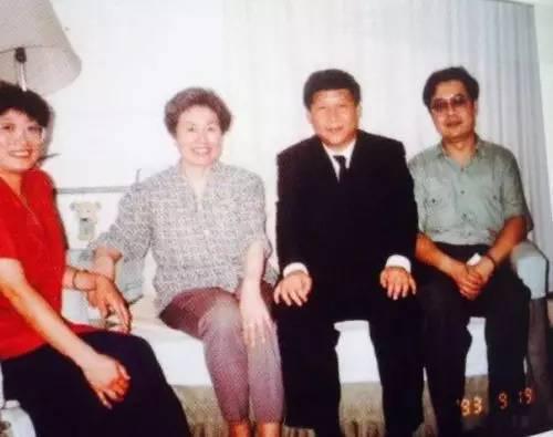 1993年9月，时任福州市委书记的习近平利用来京开会间隙到家中看望陈秋影（左二）。