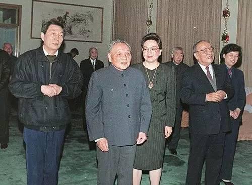 1991年2月14日，邓小平向上海党、政、军负责人祝贺新年，朱镕基陪同。