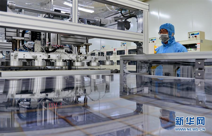 河北邢台晶龙实业集团有限公司的工人在生产车间内工作(1月25日摄).