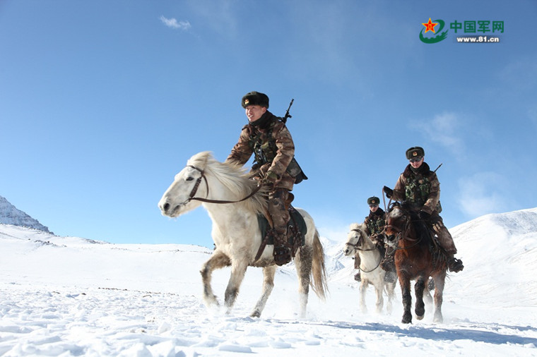 策马边关，红其拉甫边防连官兵踏雪巡逻