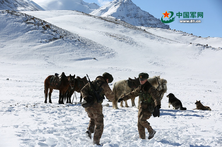 策马边关，红其拉甫边防连官兵踏雪巡逻