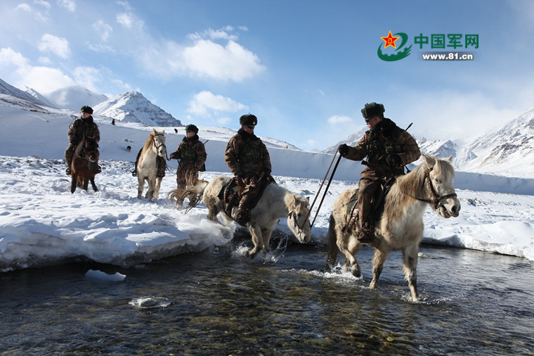 策马边关，红其拉甫边防连官兵踏雪巡逻