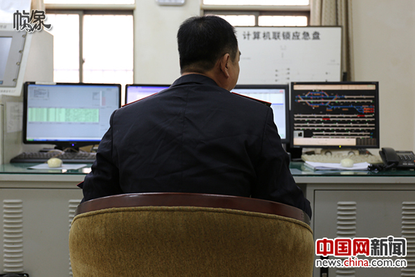 曹文华的主要工作是坐在屏幕前，紧盯每一趟列车的通过情况，如有突发情况，第一时间向主管部门报告，保障列车安全通行。