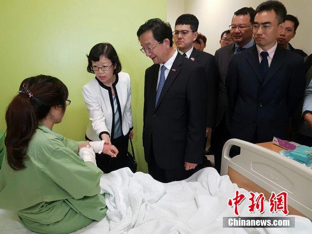中国驻马大使黄惠康看望获救中国游客