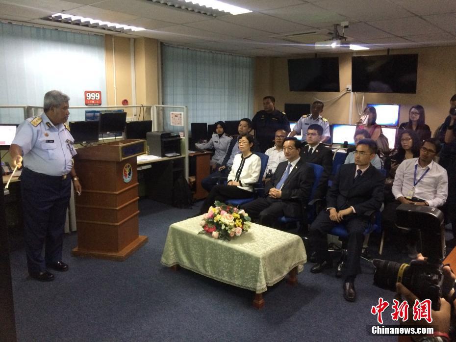 中国驻马大使黄惠康看望获救中国游客