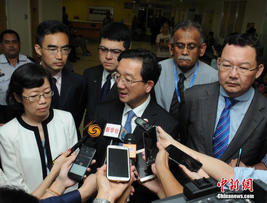 中国驻马大使黄惠康看望获救中国游客