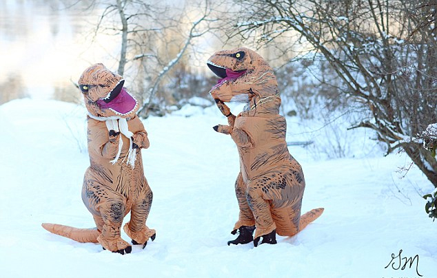 有趣！美摄影师镜头下的“恐龙夫妻”订婚照(组图)