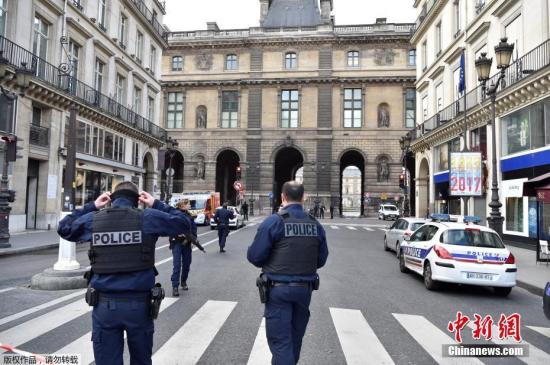 卢浮宫发生安全事件 持刀男子试图闯入遭枪击