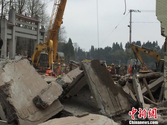 浙江文成民房倒塌现场 李婷婷 摄
