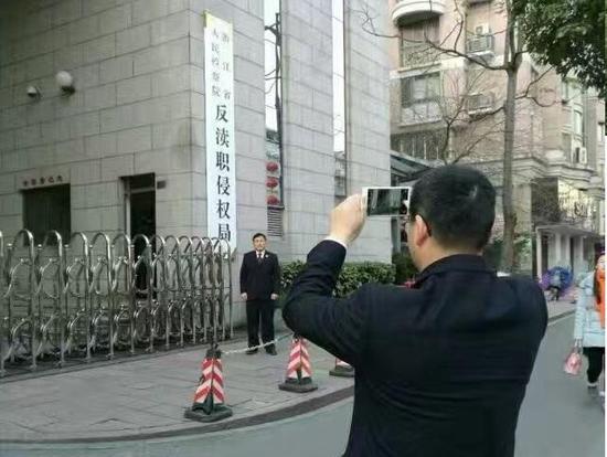 检察人员在省检察院门口拍照留念。