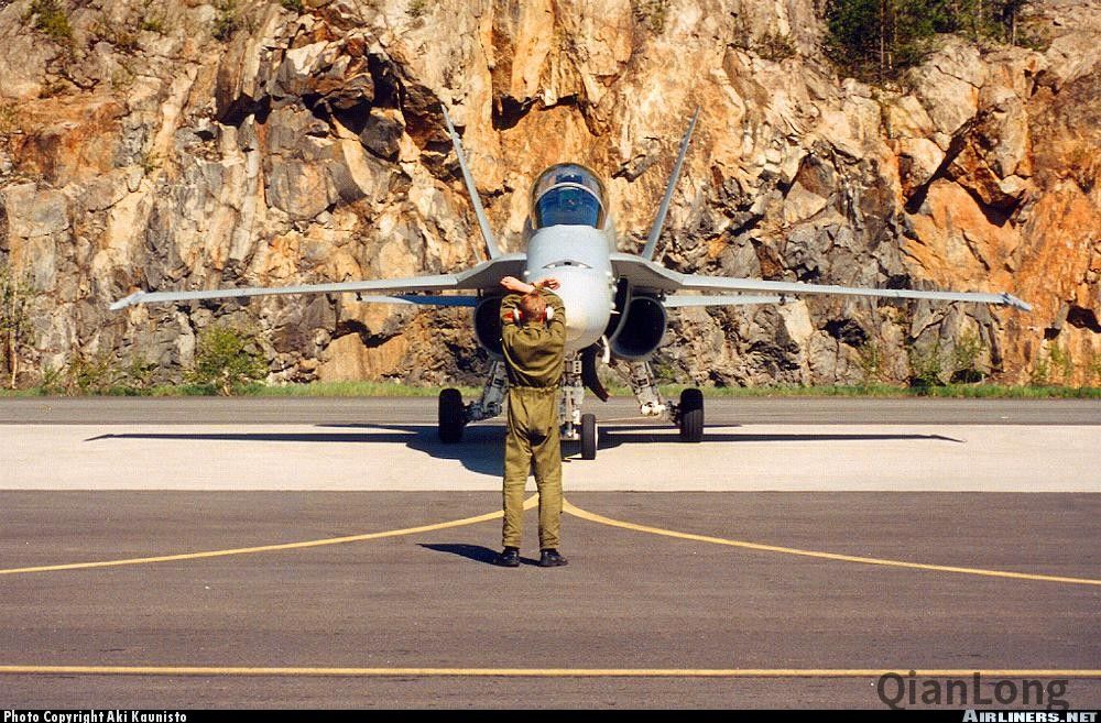 01.准备起飞的芬兰F/A-18C“大黄蜂”战斗机。