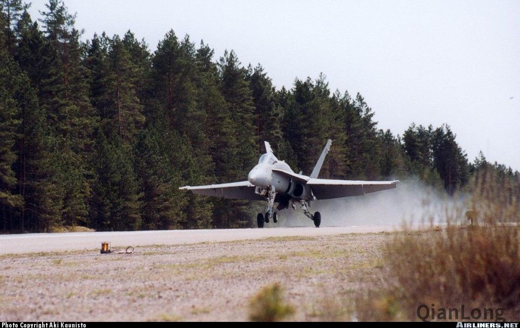 02.起飞中的芬兰空军的F/A-18C“大黄蜂”战斗机。