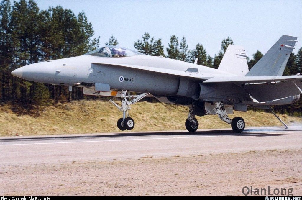03.起飞中的芬兰空军的F/A-18C“大黄蜂”战斗机。