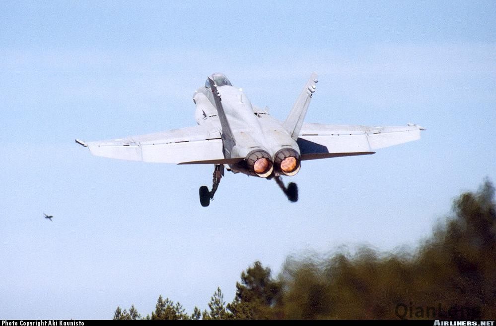 04.起飛中的芬蘭空軍的F/A-18C“大黃蜂”戰鬥機，此時加力燃燒室已經啟動。