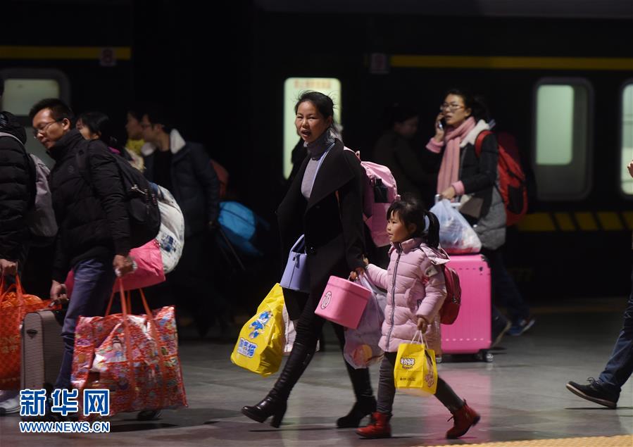 （经济）（12）5199.3万人次——春节假期铁路“有点忙”