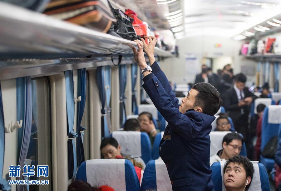 （经济）（17）5199.3万人次——春节假期铁路“有点忙”