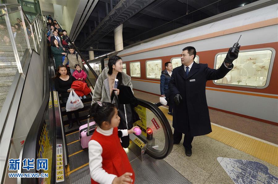 （经济）（18）5199.3万人次——春节假期铁路“有点忙”