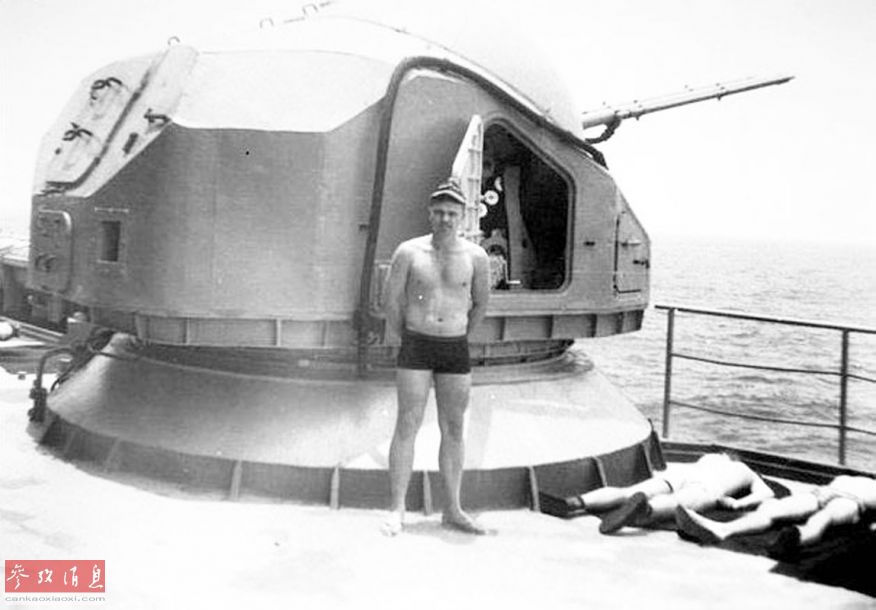 苏联红海军幸福生活：航母甲板日光浴