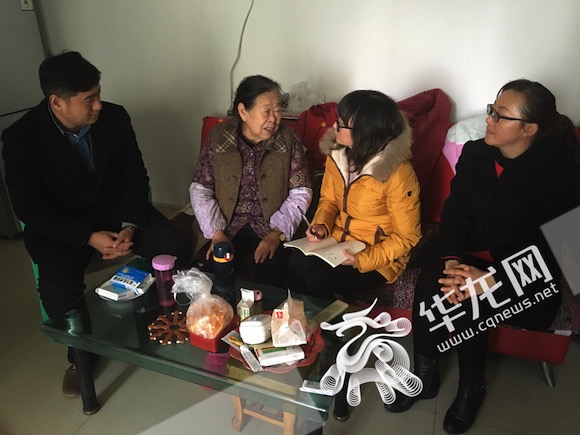 重庆公租房小区温暖故事：志愿者陪空巢老人过年