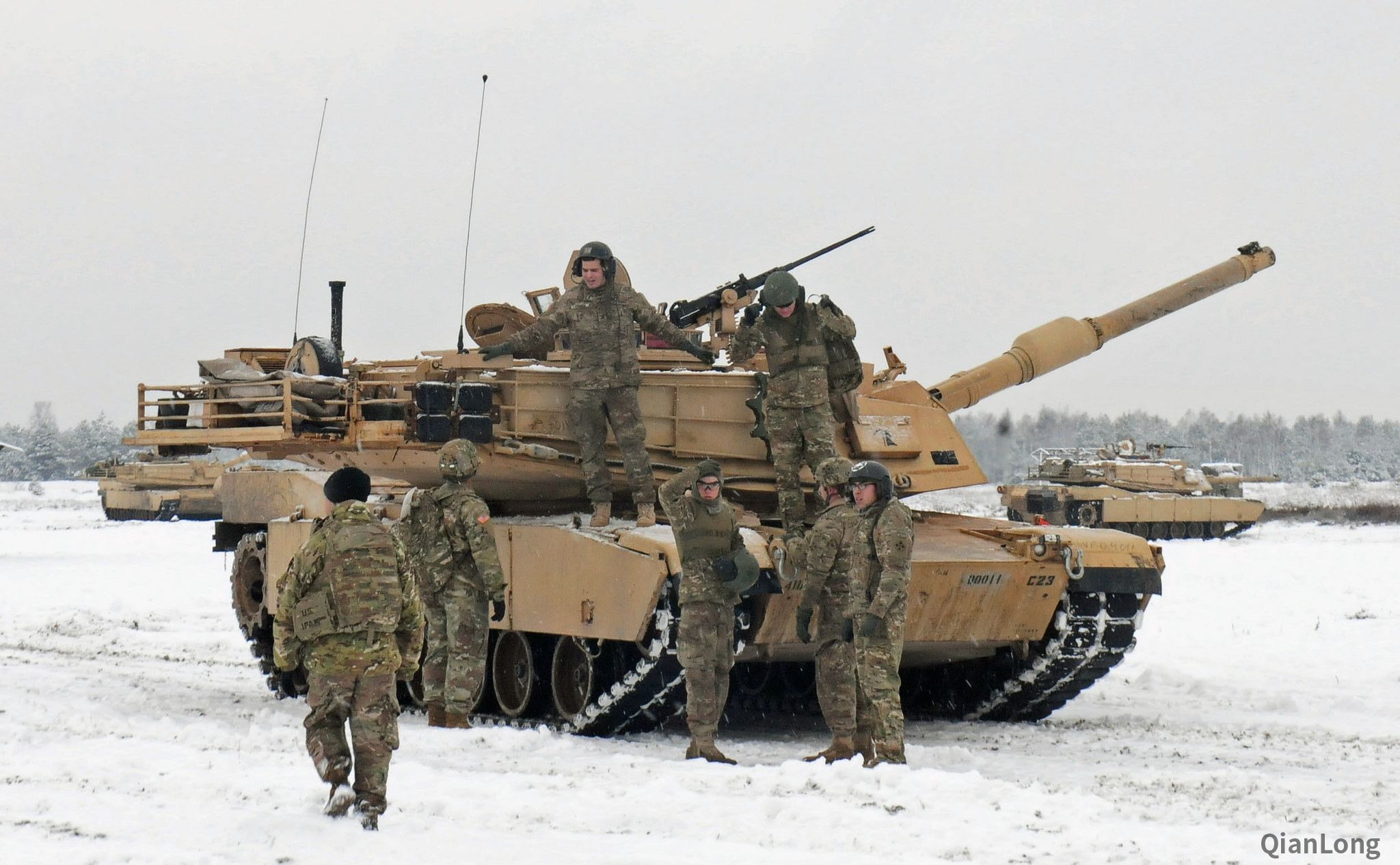 01.美军士兵察看M1A2“艾布拉姆斯”主战坦克。
