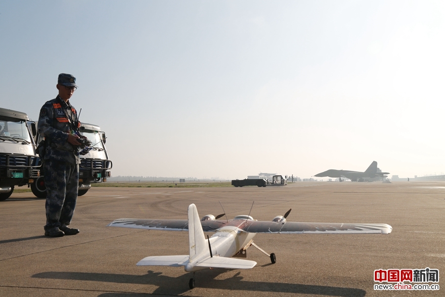 南部战区空军某场站圆满完成春节首飞保障任务( 1 / 9 )