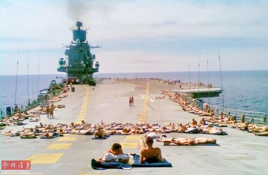 蘇聯紅海軍幸福生活：航母甲板日光浴