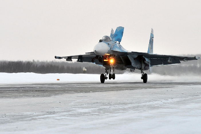 俄航母艦載機在敘完成任務 返回陸地機場畫面