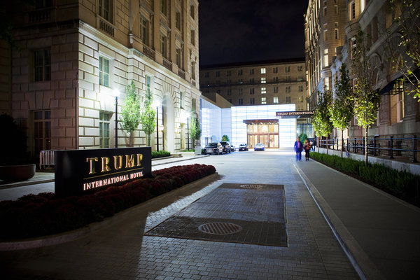 为了和自己的公司划清界线，特朗普采取了一些法律行动，华盛顿新特朗普国际酒店的所有权问题，是对这些行动的效果进行的最直接检验。 