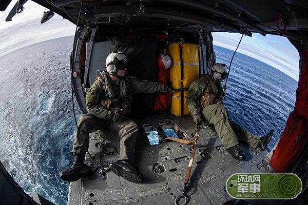 美军卡尔文森号航母前往南海途中进行横向补给